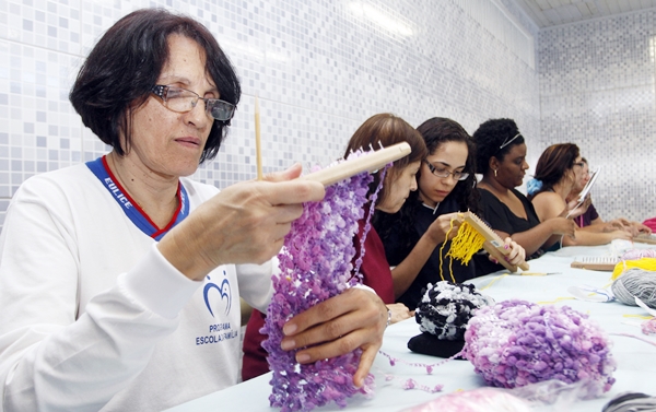 Educadora e alunos confeccionam brinquedos para crianças carentes de Franca (Foto Gilberto Marques)